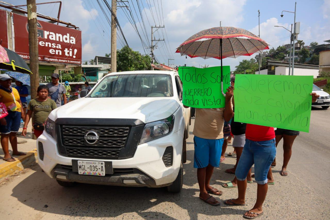 $!Pobladores de Acapulco afectados por ‘Otis’ retienen a trabajadores de la CFE para exigir suministro