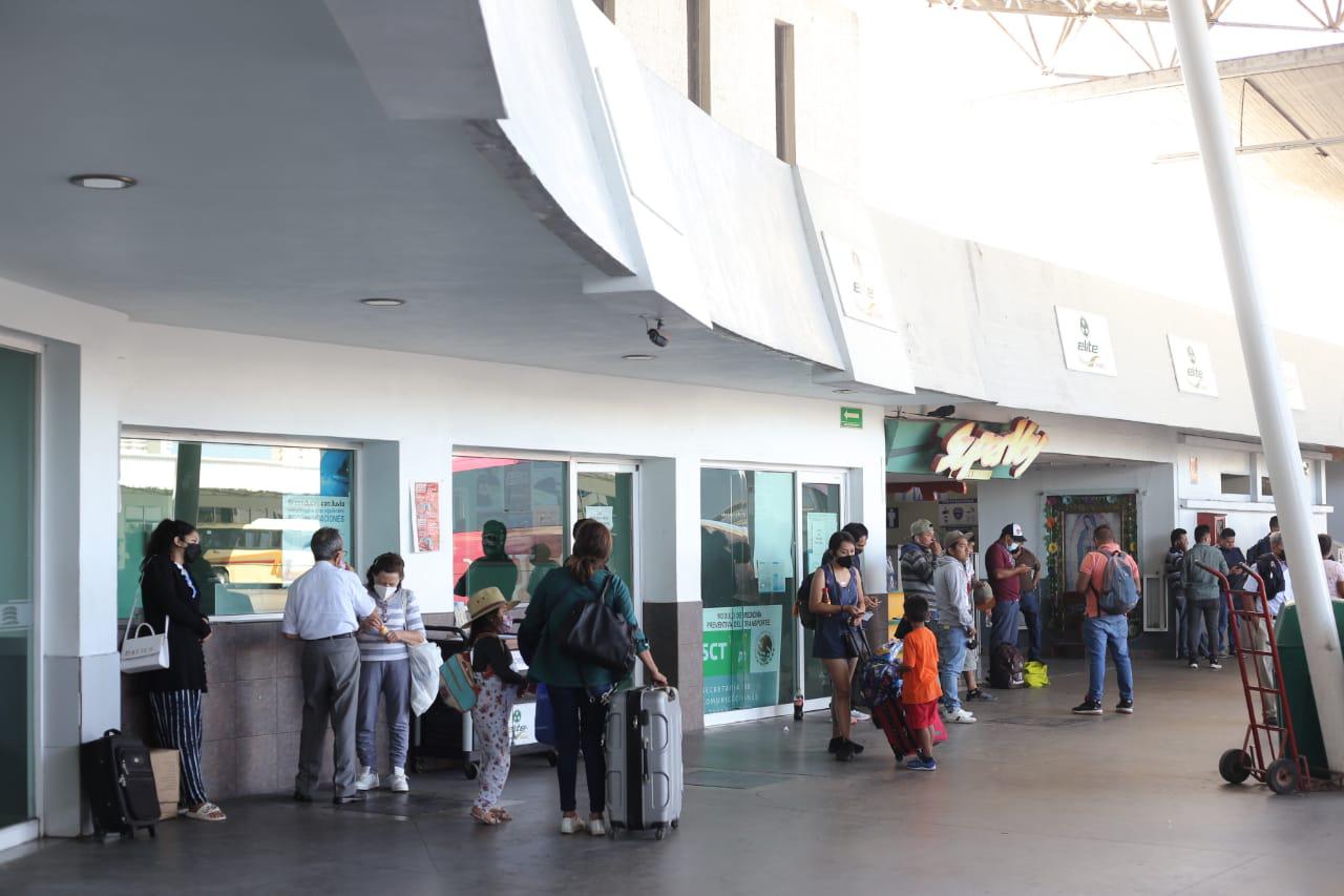 $!Los turistas abarrotan las centrales camioneras de Mazatlán