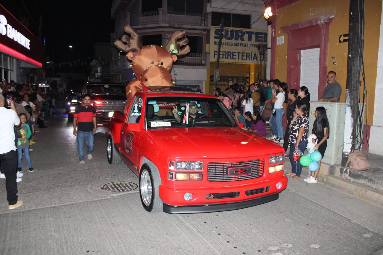 $!Encienden el espíritu navideño en Rosario con desfile de luces, árbol y Nacimiento