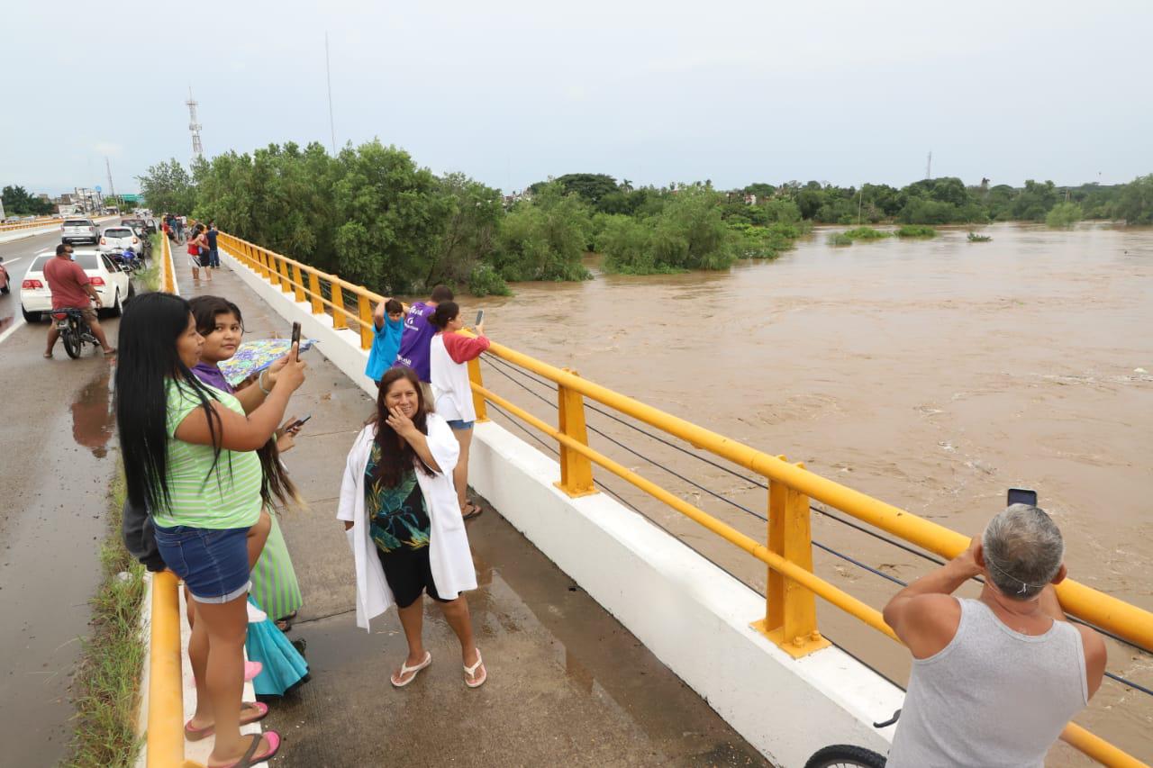 $!Tras la calma después de la lluvia, población de Villa Unión acude a ver creciente del Río Presidio