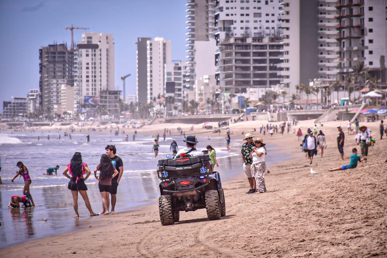 $!Llama Alcalde a locales y turistas a no tirar basura en las playas ni en la ciudad