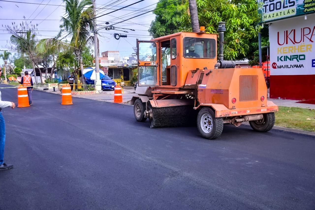 $!Funcionarios revisan los avances de reencarpetado en avenida Internacional, en Mazatlán