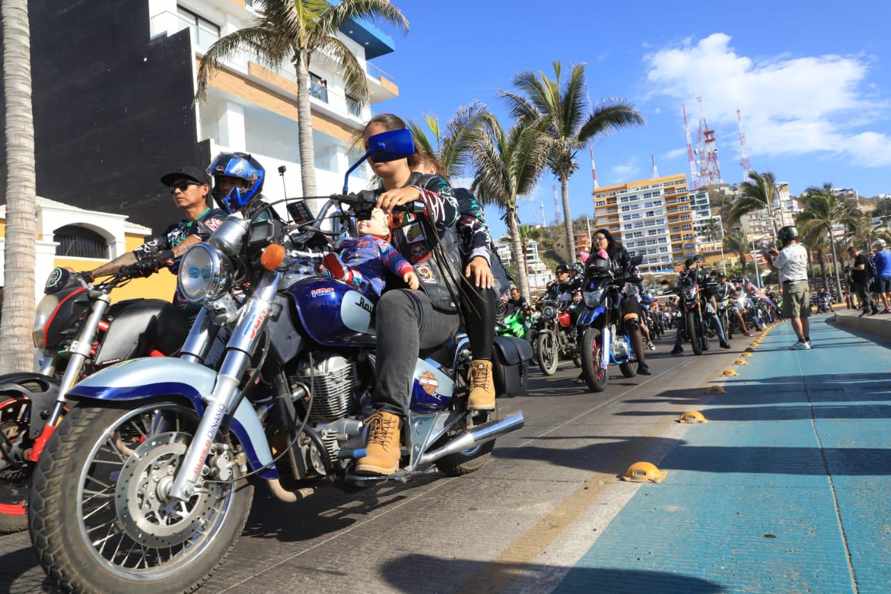 $!Cientos de motociclistas recorren el paseo costero de Mazatlán dentro de la Semana de la Moto