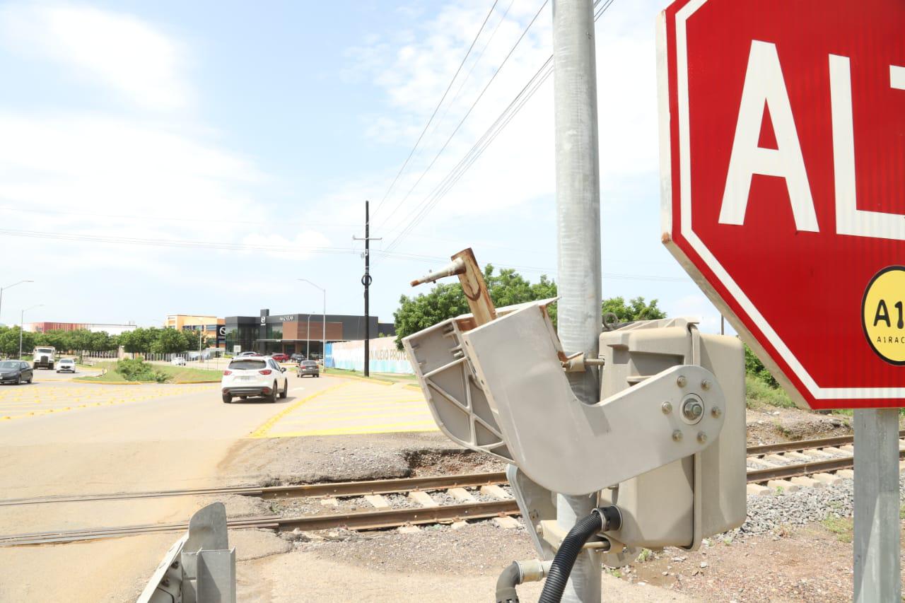 $!Aún no operan las plumas automatizadas ferroviarias en la Santa Rosa, en Mazatlán