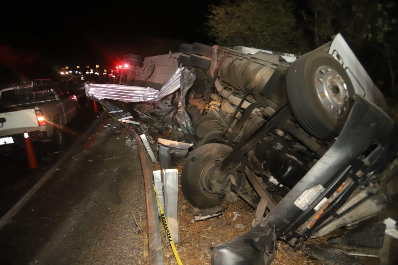 $!Tras volcadura en la Mazatlán-Durango, muere trailero y se registra rapiña