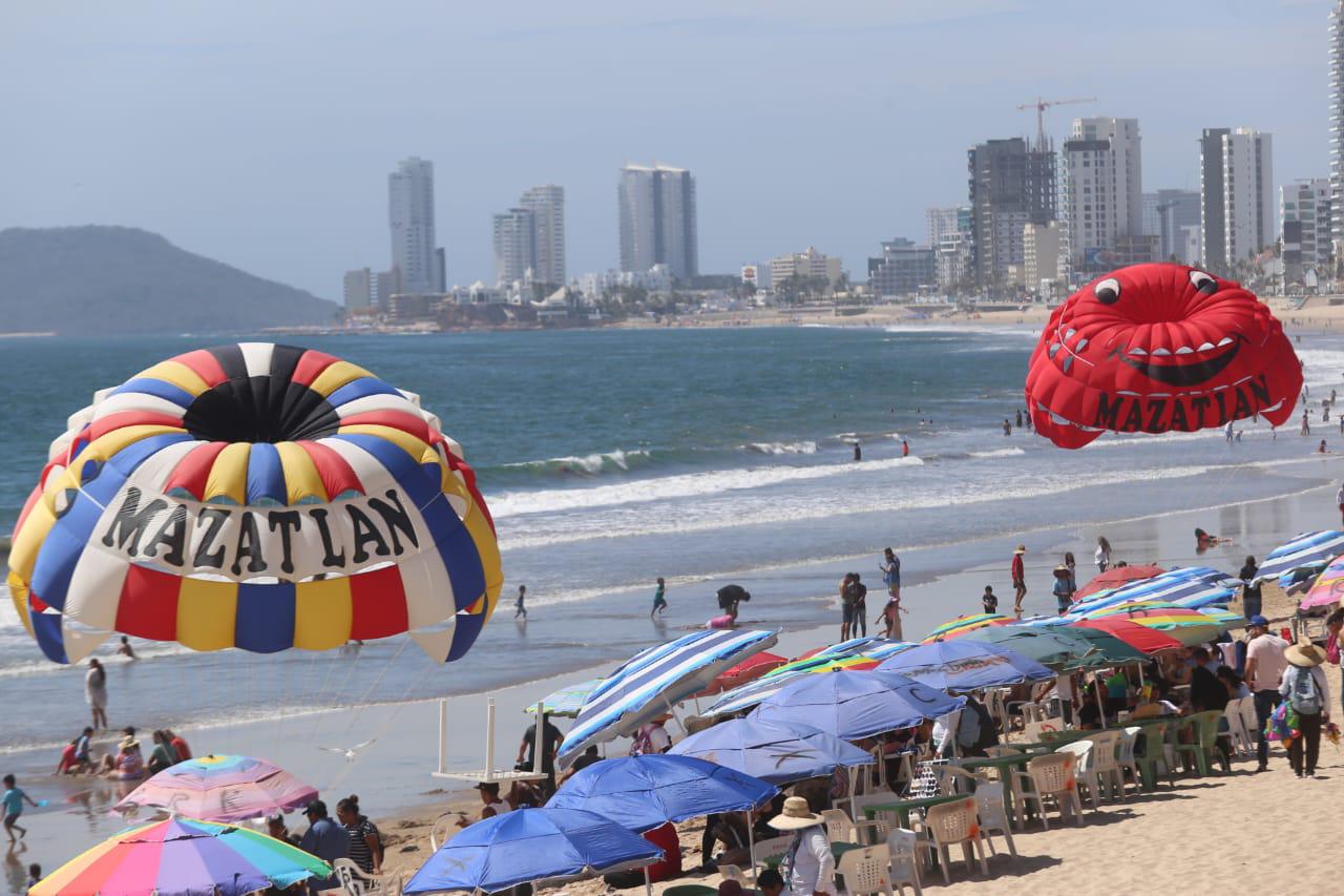 $!Se llenan playas de Mazatlán con los primeros vacacionistas