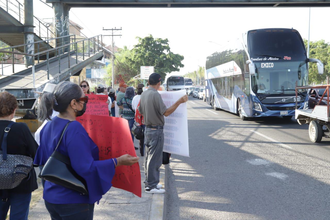 $!Derechohabientes del Issste en Mazatlán denuncian falta de insumos y exigen nuevo hospital