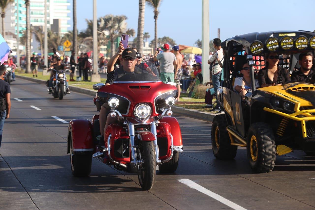 $!Miles de motociclistas convierten el malecón en un Carnaval