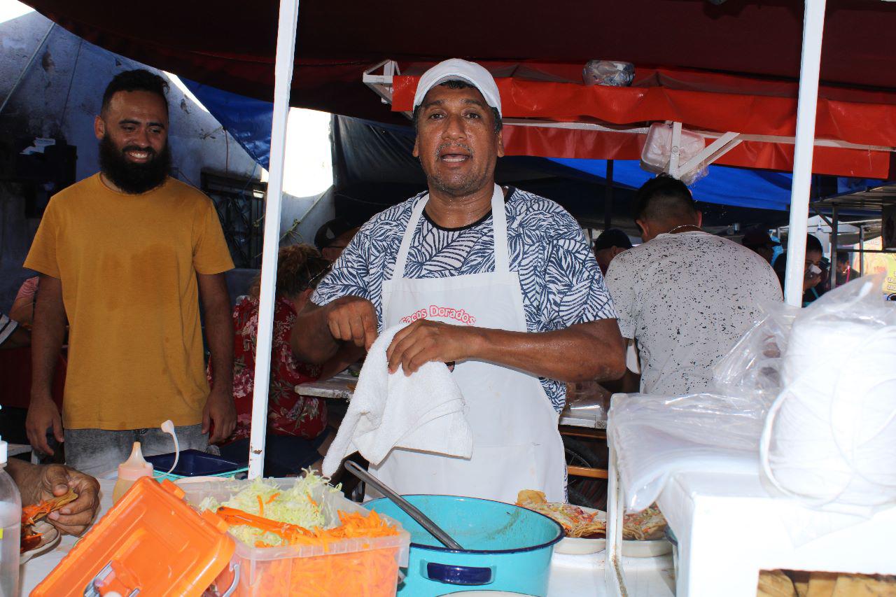 $!‘El Nacho’ comparte con sus hijos la tradicional venta de tacos dorados en Escuinapa