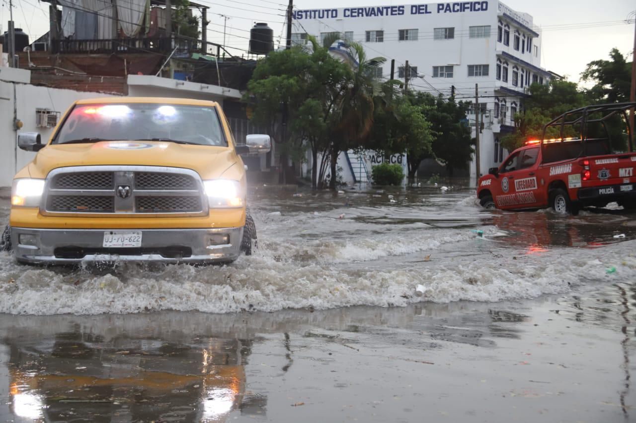 $!Provoca tormenta en Mazatlán inundaciones; autoridades recorren zonas afectadas