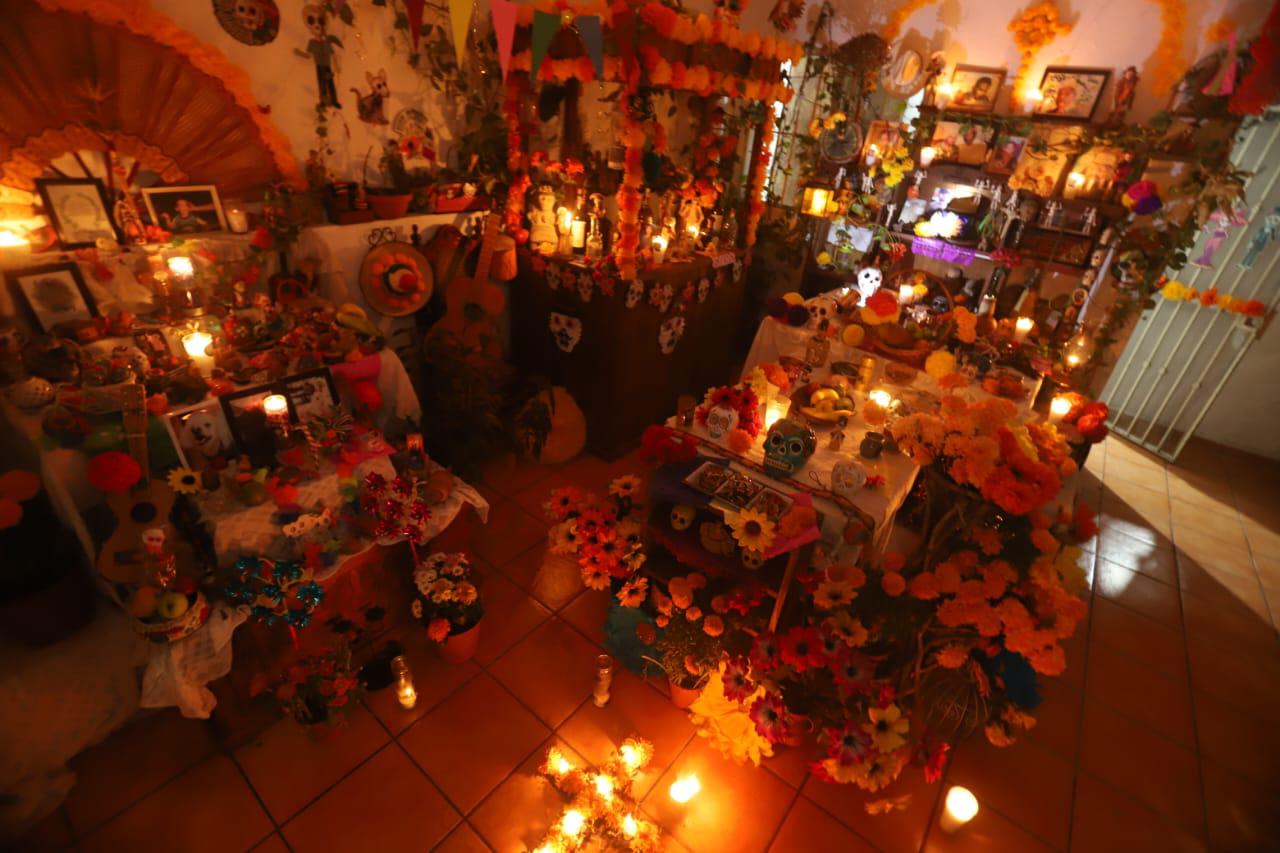 $!Con papel picado, flores de cempasúchil y velas, familia recuerda a los que han partido