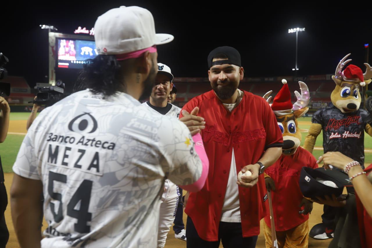 $!José Urquidy lanza la primera bola en el juego Venados-Sultanes