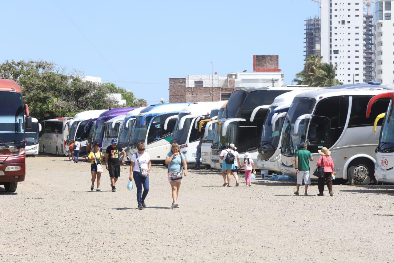 $!Lamentan operadores de autobuses turísticos restricciones del nuevo reglamento de Tránsito en Mazatlán