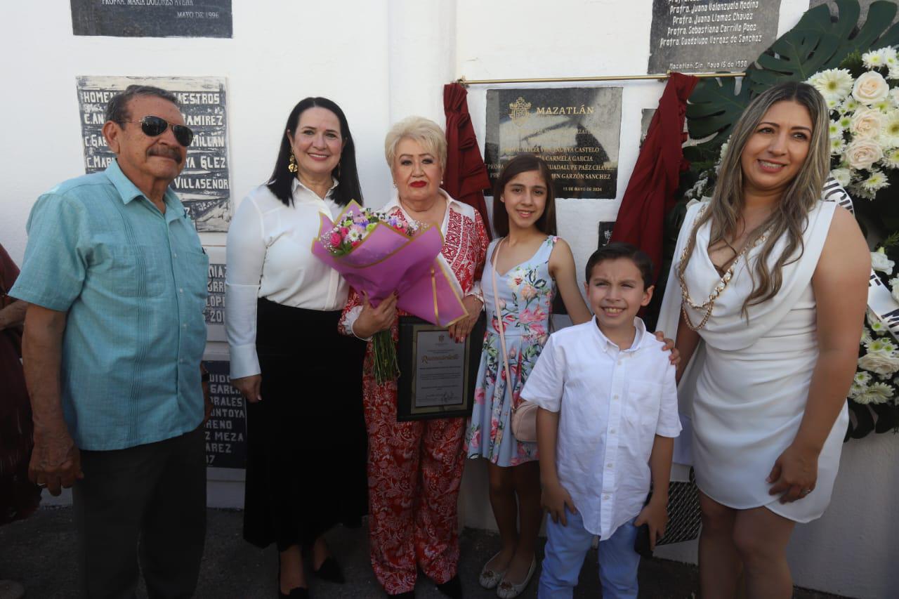 $!María Santos Guadalupe Páez Chávez, junto a su hija, Ivette de Beamonte, y los niños, Hannah y Christopher Beamonte, y demás familiares.