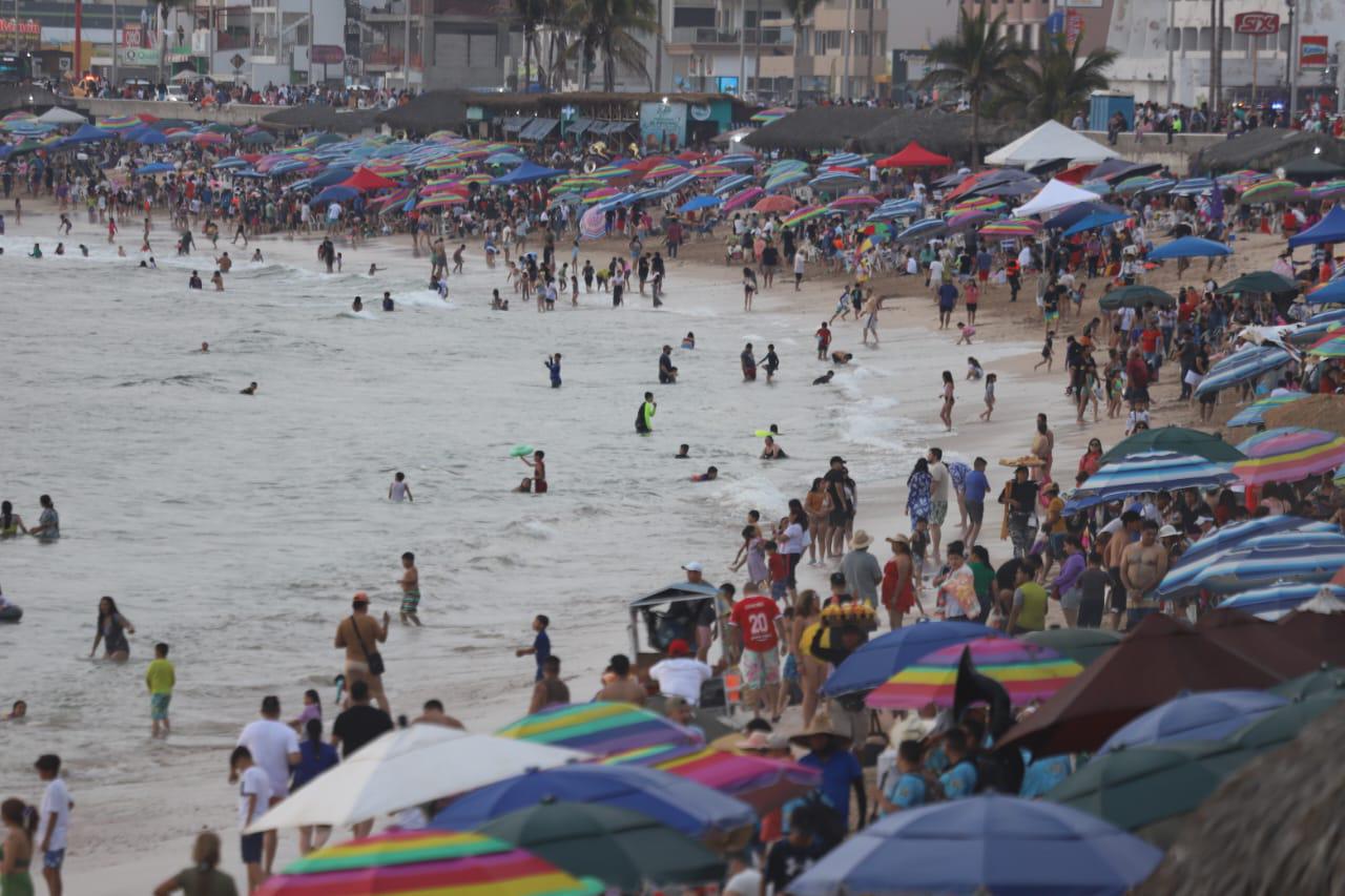 $!#FOTOS | Así fueron los últimos minutos en las playas de Mazatlán este Sábado Santo