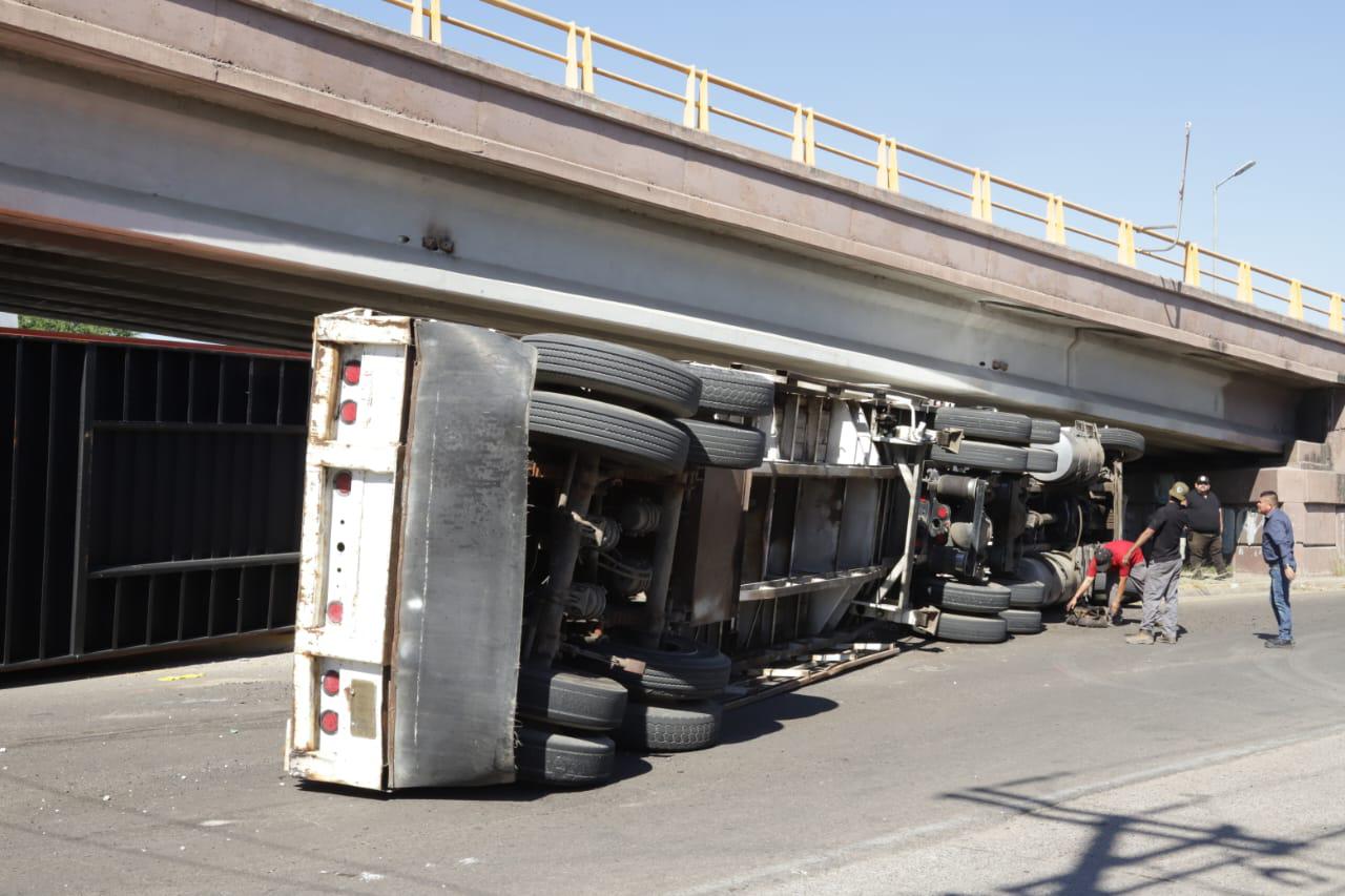 $!Tráiler vuelca en curva del paso superior en la salida norte de Mazatlán; sin lesionados