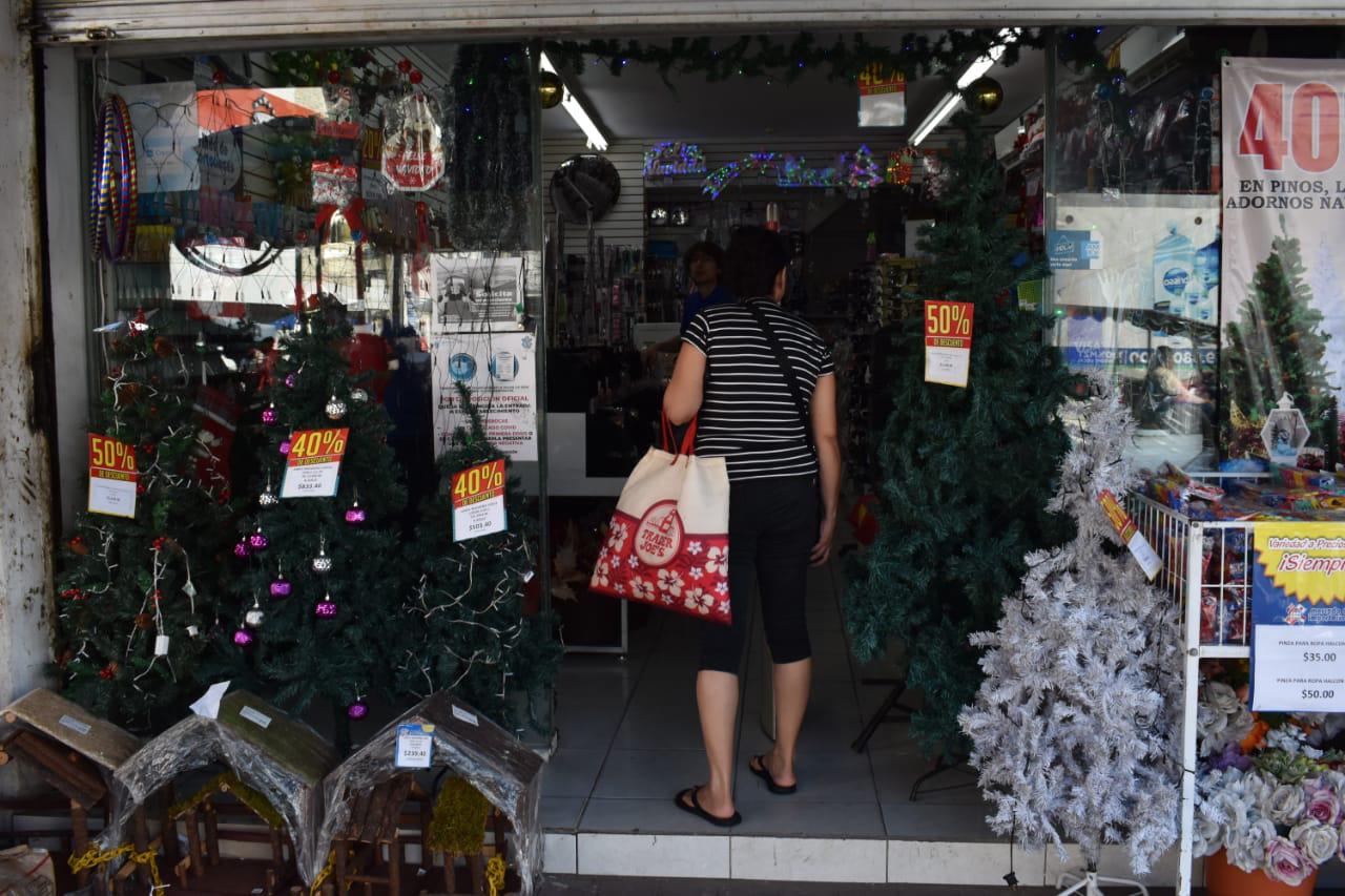 $!Comerciantes despiden ‘El Buen Fin’ y dan la bienvenida a la Navidad en Mazatlán