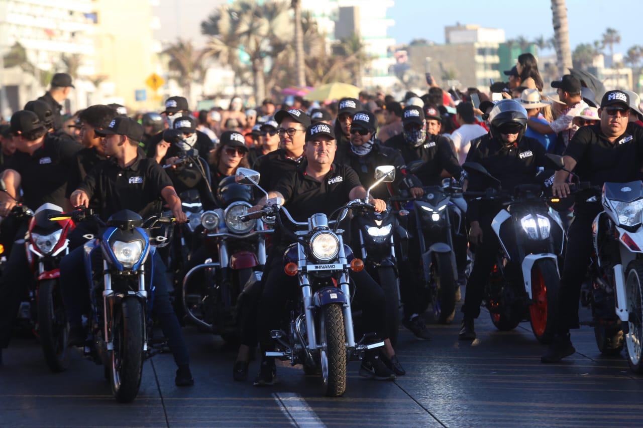 $!Miles de motociclistas convierten el malecón en un Carnaval