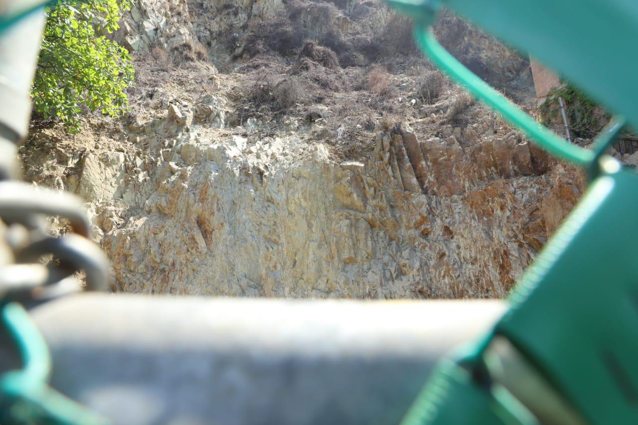 $!‘Desgajan’ en Mazatlán falda del Cerro de la Nevería, en Olas Altas