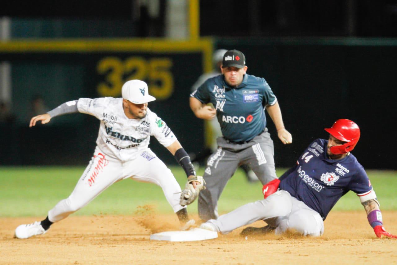 $!Truena el bate de Félix Pérez y Venados de Mazatlán liga serie en casa