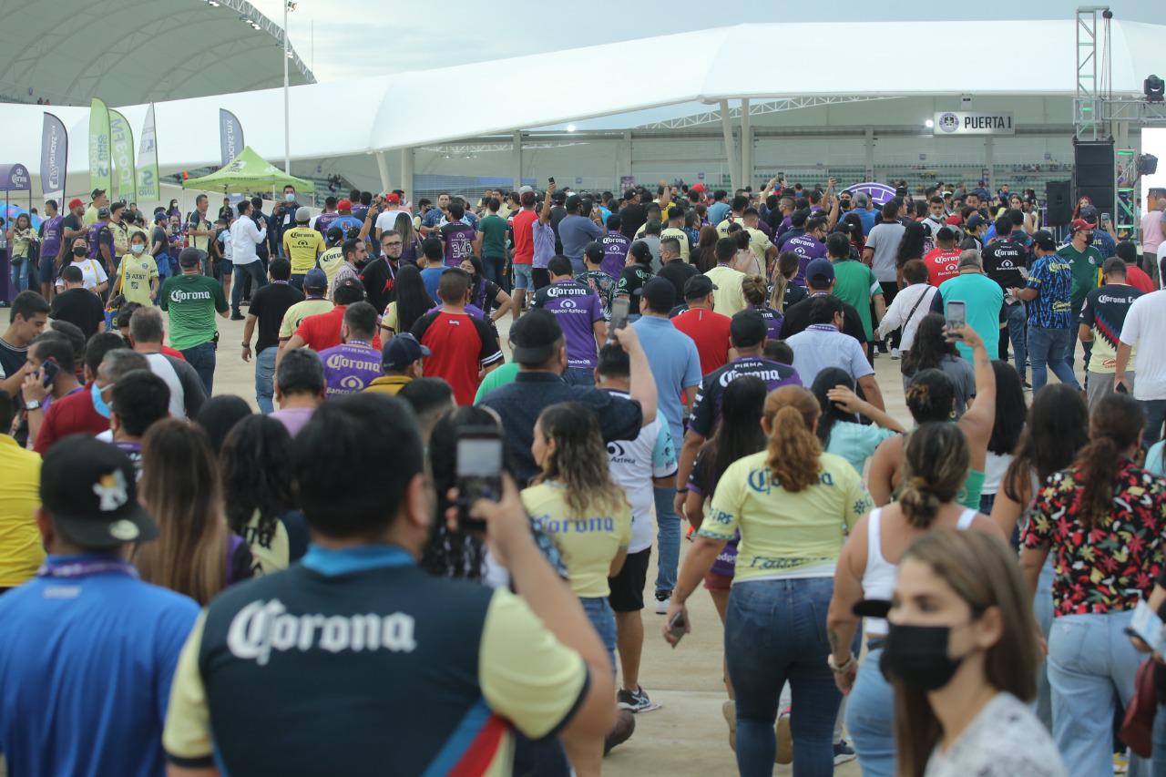 $!Invaden aficionados americanistas estadio Kraken