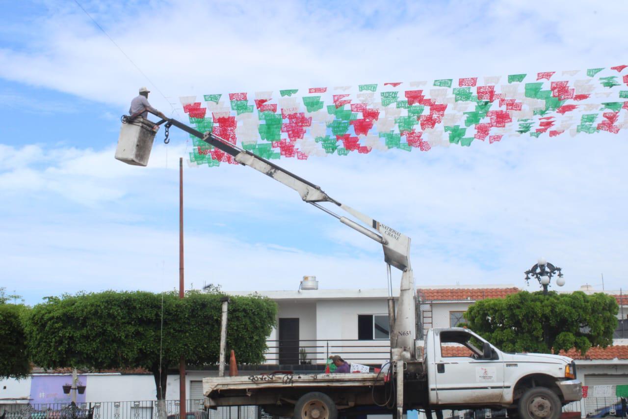 $!Gobierno de Rosario inicia instalación de decoración por Fiestas Patrias