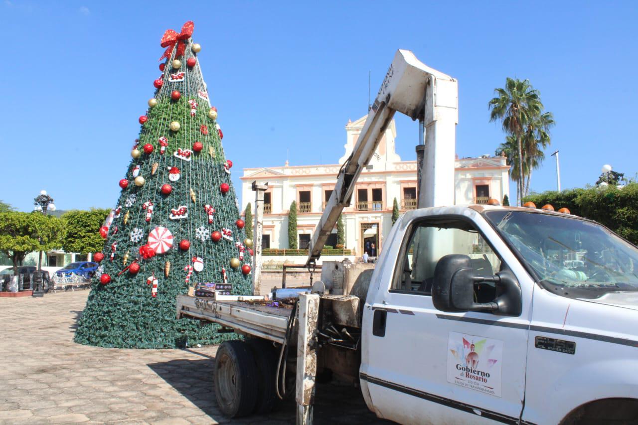 $!Llenan de motivos navideños palacio y explanada municipal de Rosario