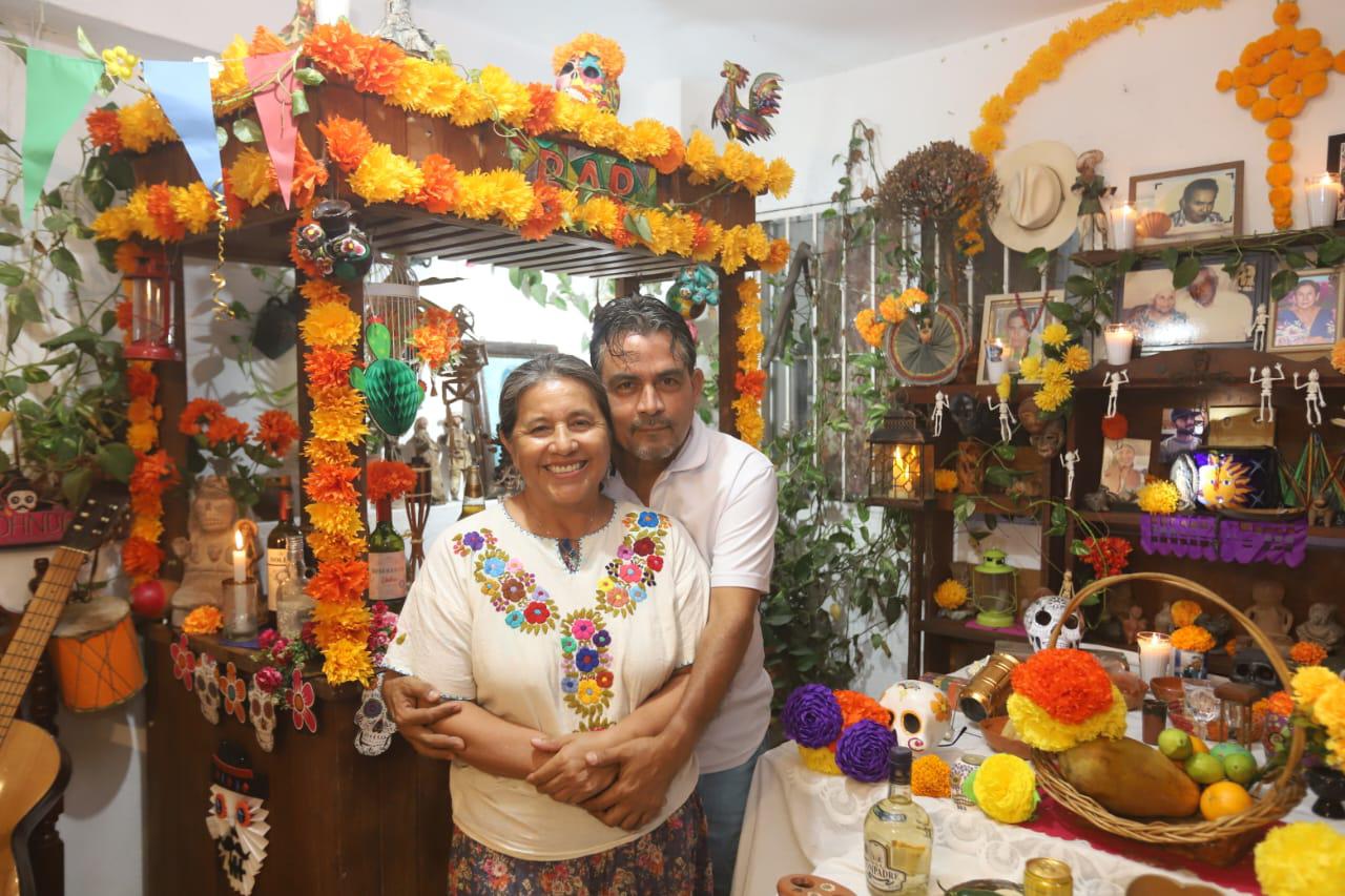 $!Con papel picado, flores de cempasúchil y velas, familia recuerda a los que han partido