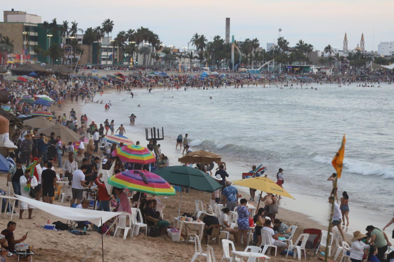 $!#FOTOS | Así fueron los últimos minutos en las playas de Mazatlán este Sábado Santo