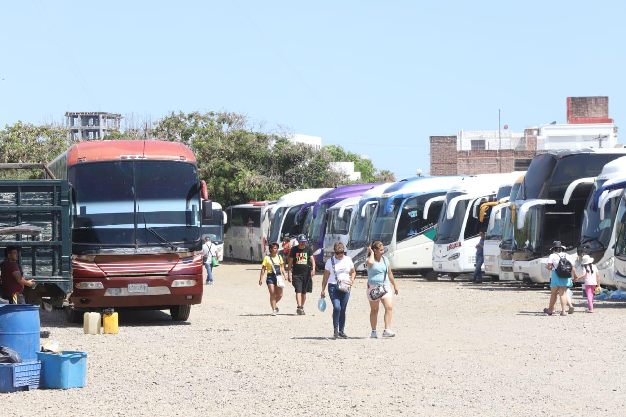 $!Lamentan operadores de autobuses turísticos restricciones del nuevo reglamento de Tránsito en Mazatlán