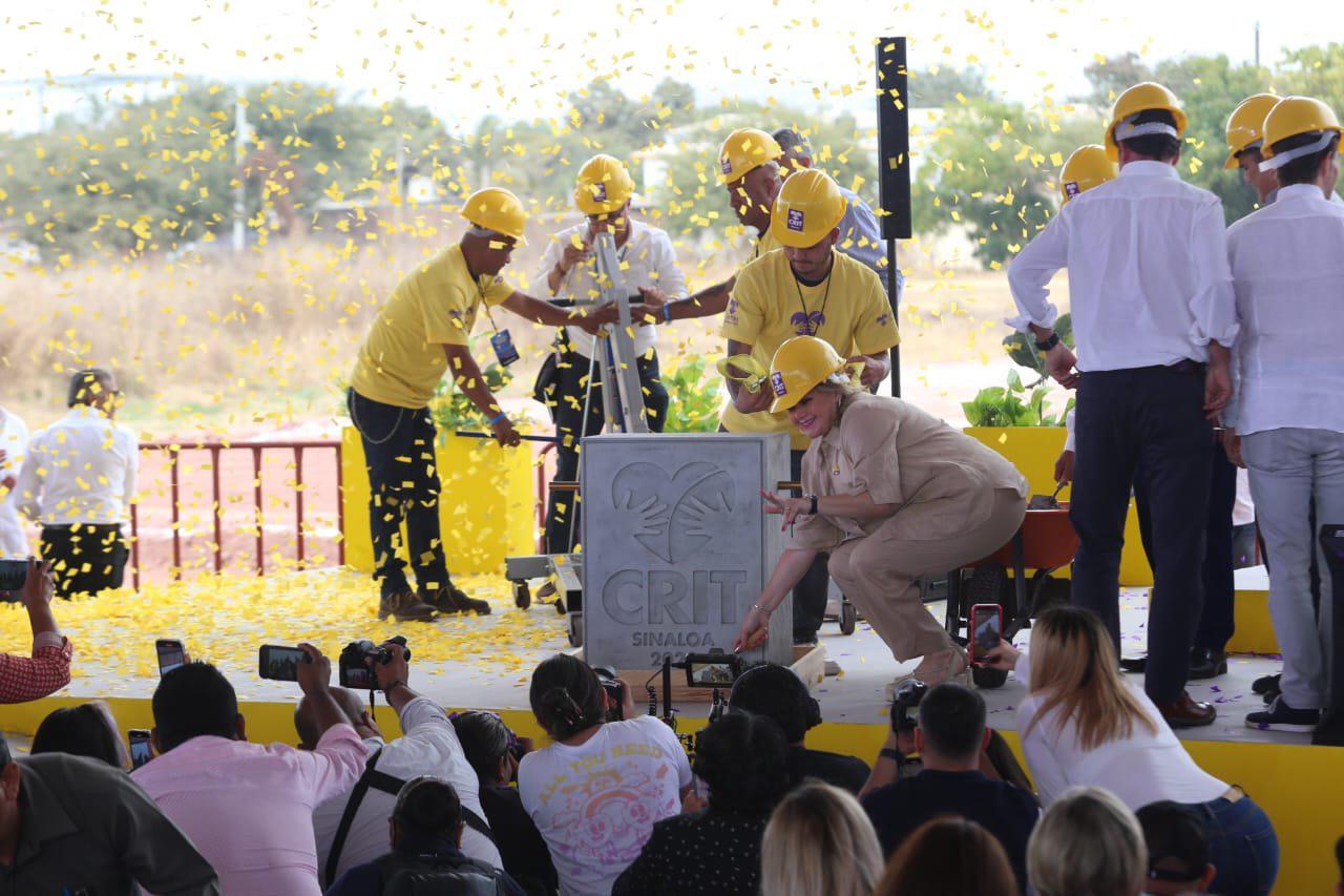 $!Autoridades estatales y municipales en la colocación de la primera piedra.