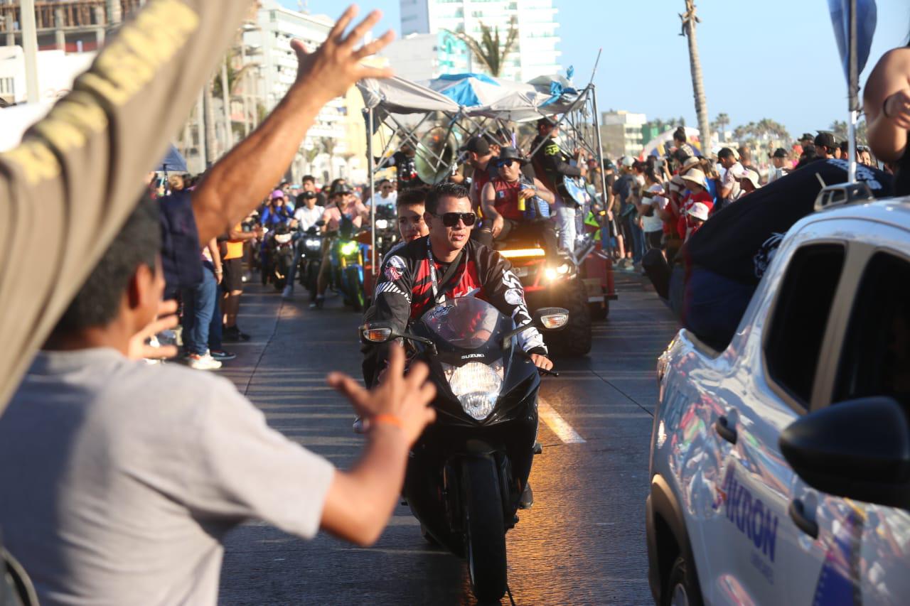 $!Miles de motociclistas convierten el malecón en un Carnaval