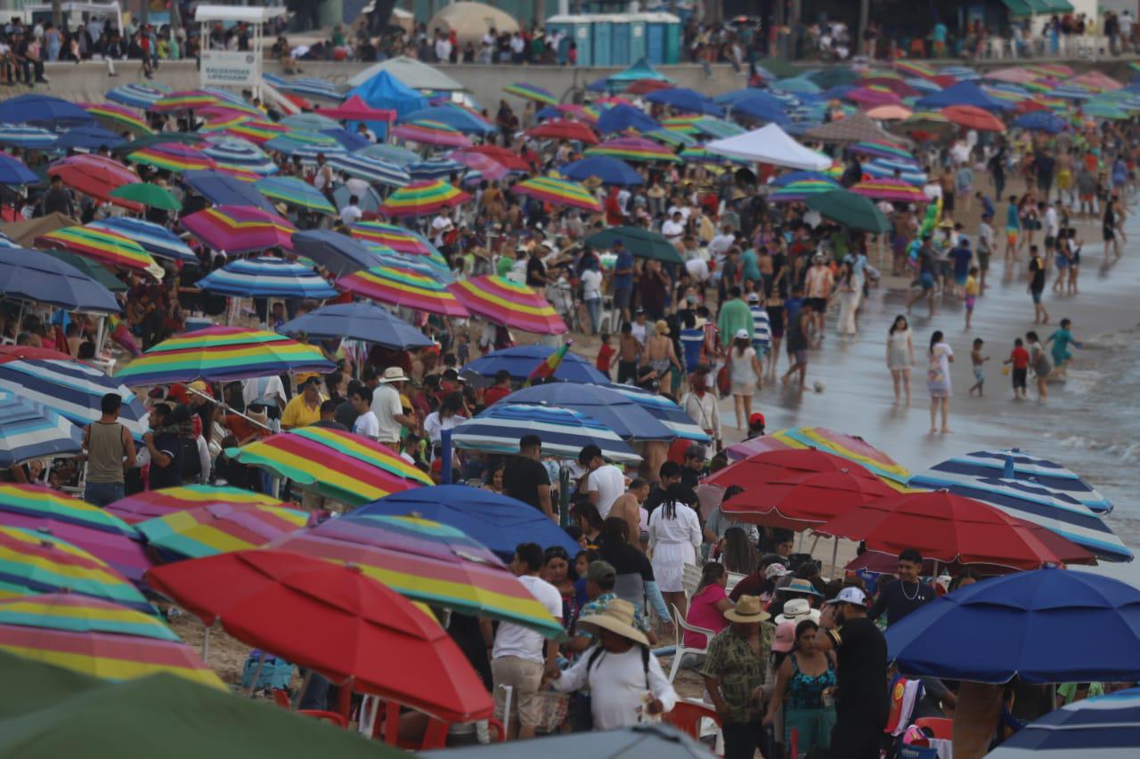 $!#FOTOS | Así fueron los últimos minutos en las playas de Mazatlán este Sábado Santo