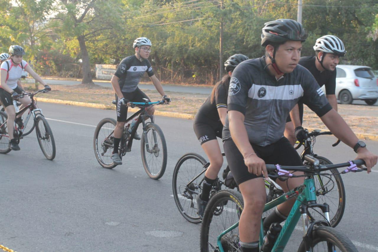 $!Decenas de ciclistas conmemoran Día Mundial de la Bicicleta en Mazatlán