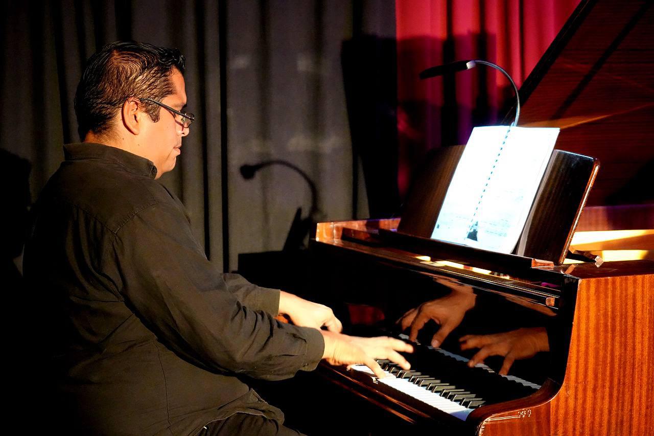 $!El maestro Pablo López Mejía acompañó con su piano a los tenores.