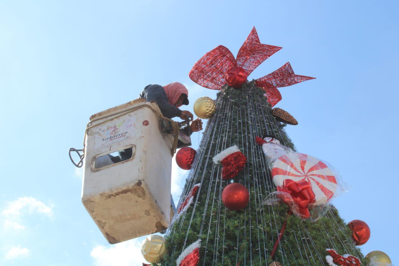 $!Llenan de motivos navideños palacio y explanada municipal de Rosario