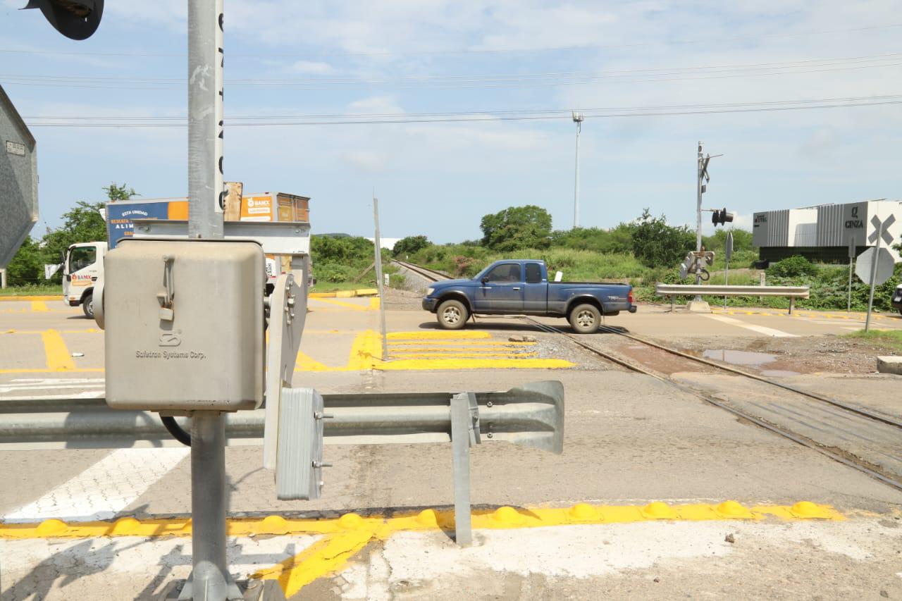 $!Aún no operan las plumas automatizadas ferroviarias en la Santa Rosa, en Mazatlán