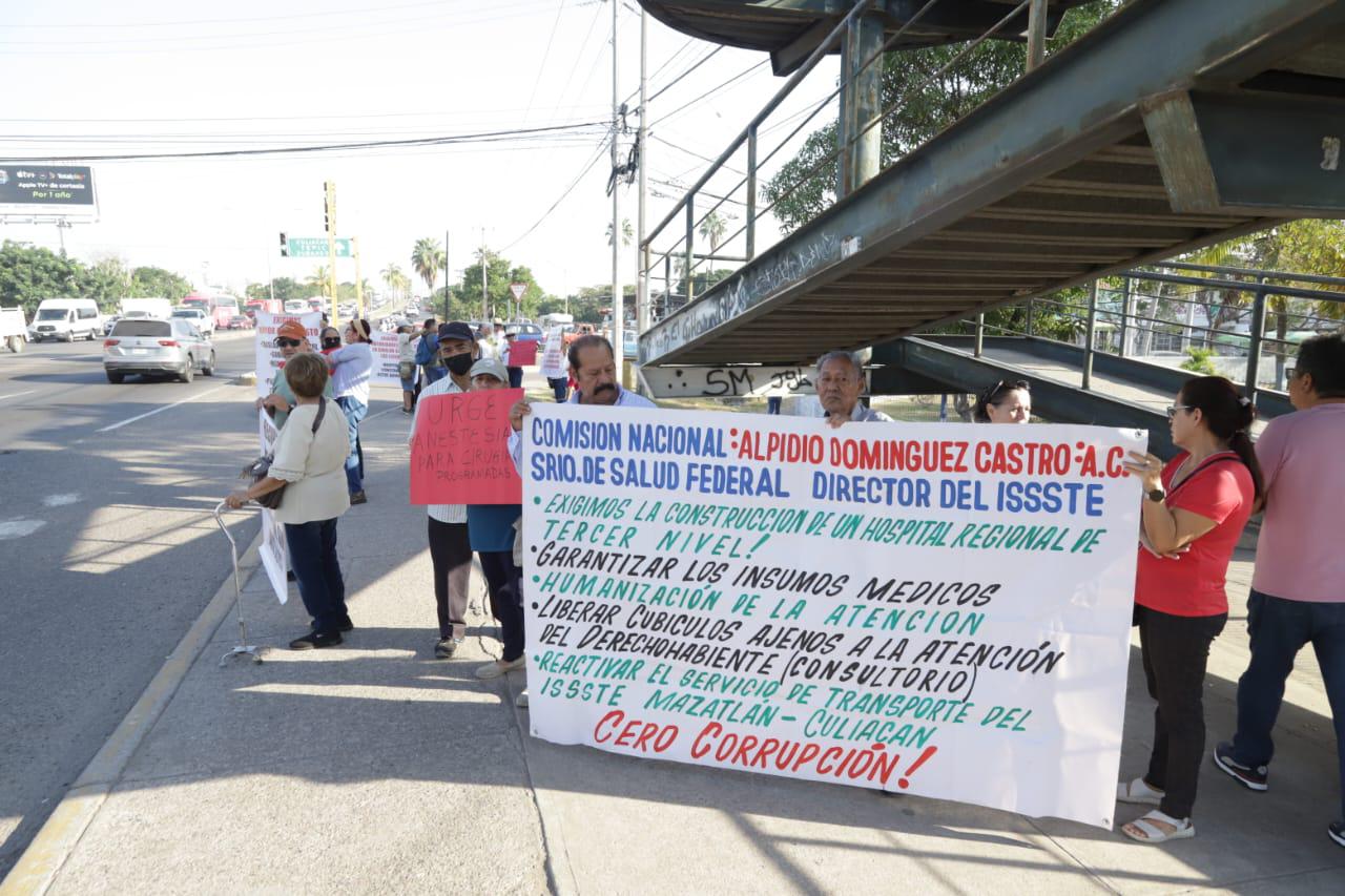 $!Derechohabientes del Issste en Mazatlán denuncian falta de insumos y exigen nuevo hospital