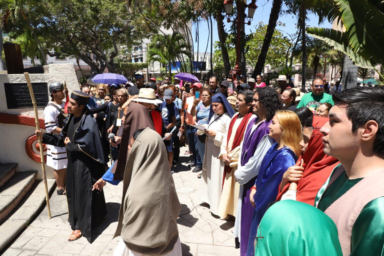 $!Presencian mazatlecos y turistas Viacrucis en calles del Centro