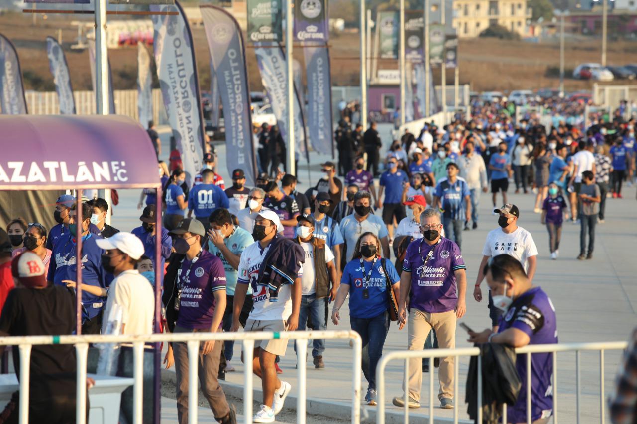 $!Aficionados de La Máquina pintan de azul el estadio Kraken