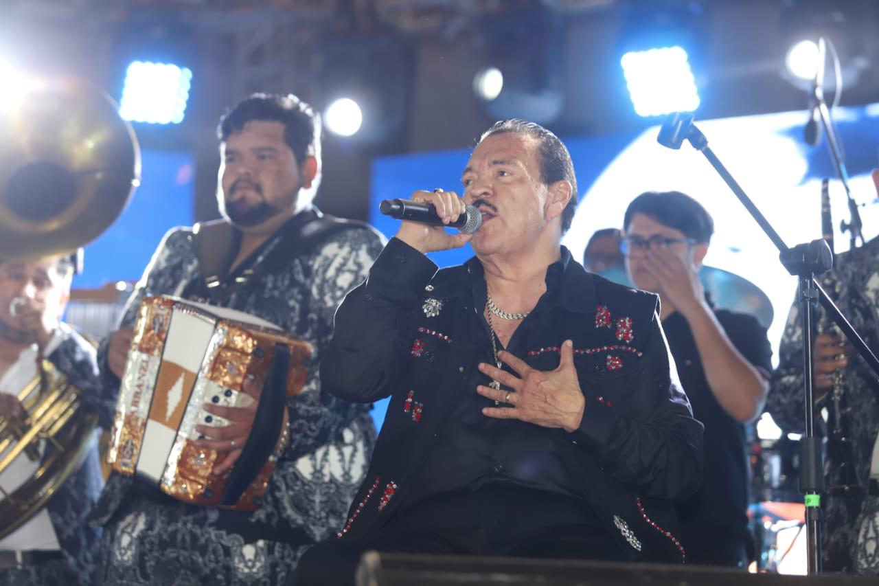 $!Julio Preciado deleitó a los presentes con su repertorio musical.