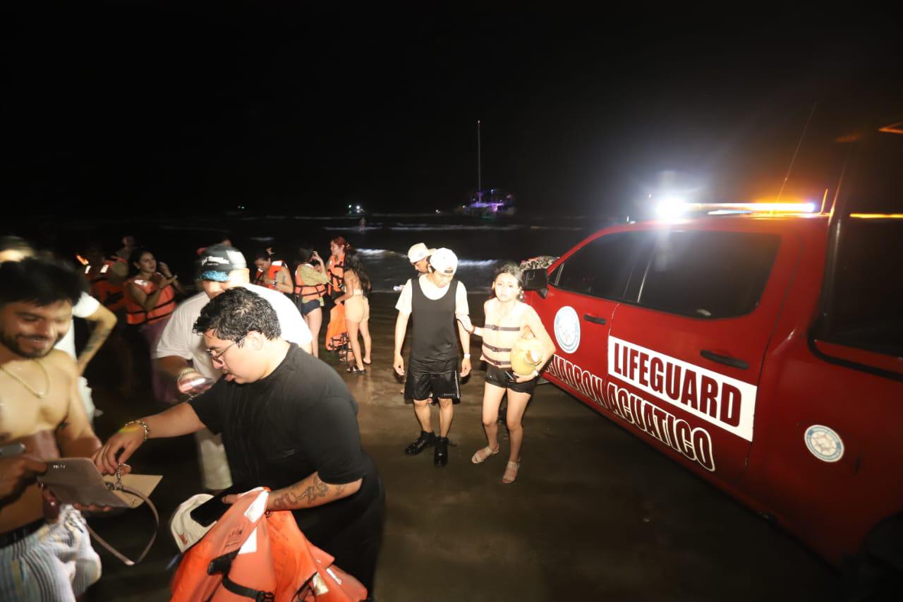 $!Embarcación turística encalla en Mazatlán; 50 pasajeros descienden en la playa