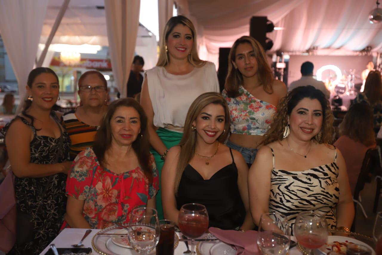 $!Rocío León, Amanda Islas, Alma Medrano, Crucita Schobert, Mónica Gandarica, Jenifer y Samantha Schobert.