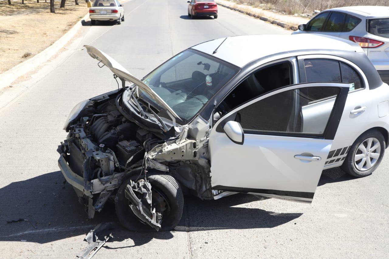 $!Automóvil choca contra luminaria en Mazatlán; conductora resulta ilesa