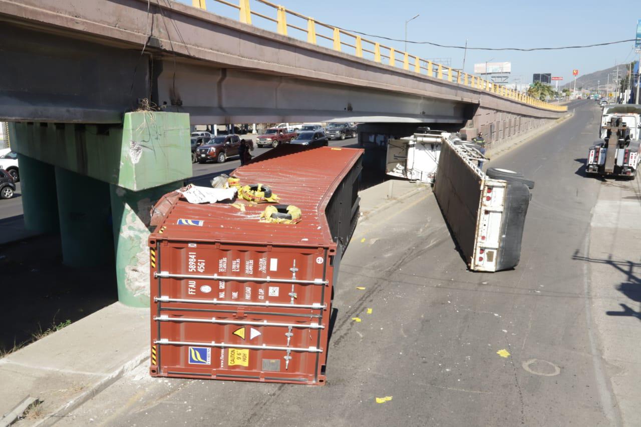 $!Tráiler vuelca en curva del paso superior en la salida norte de Mazatlán; sin lesionados