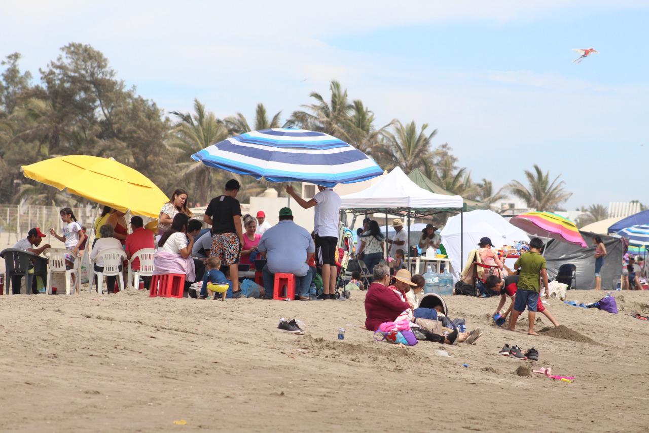 $!Bellavista y Las Glorias, en Guasave, reciben a más de 80 mil paseantes en los días santos