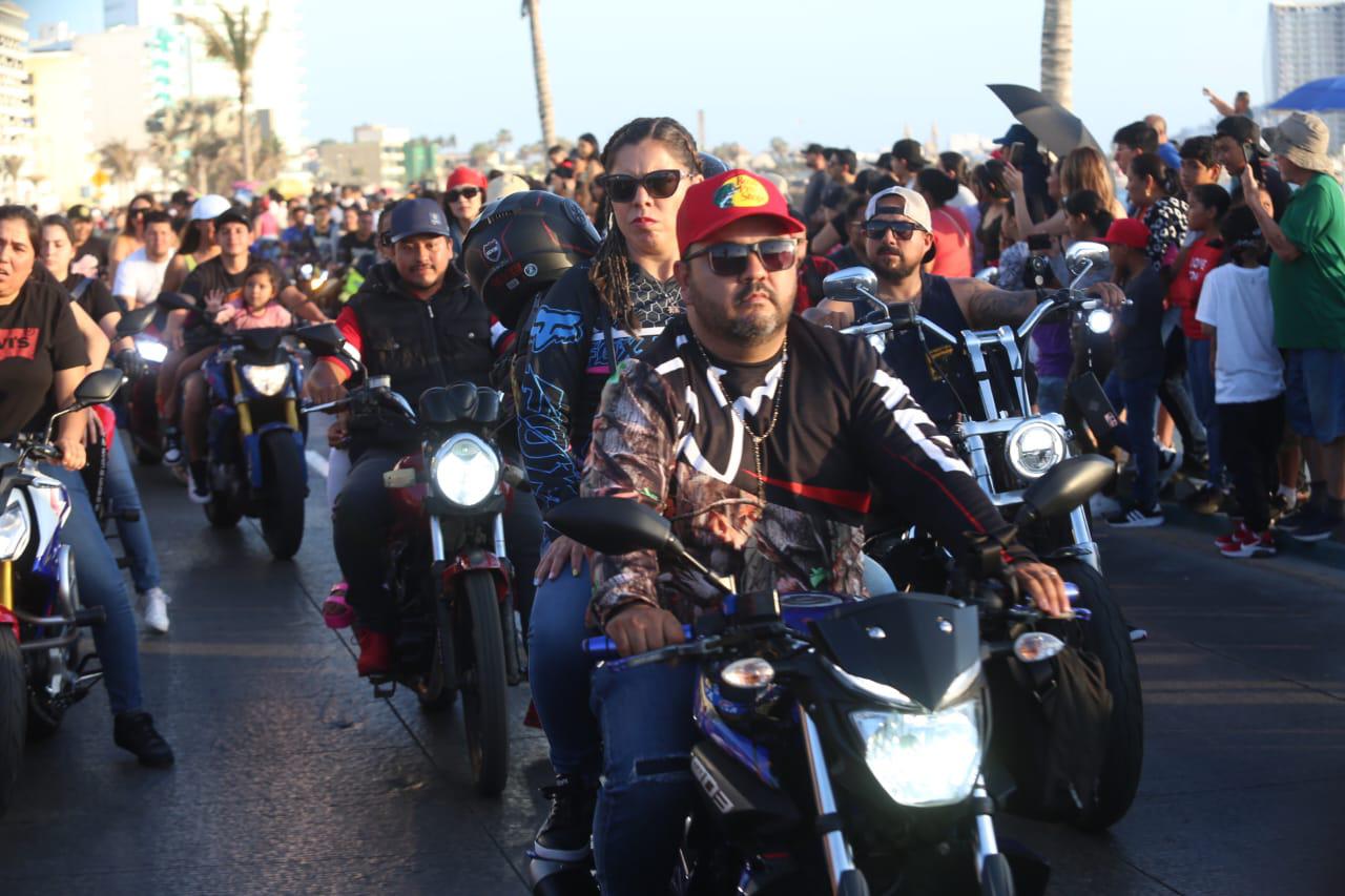 $!Miles de motociclistas convierten el malecón en un Carnaval