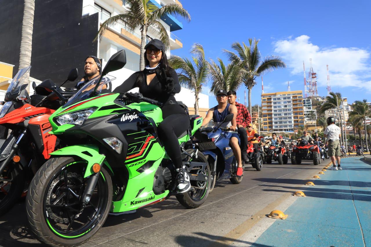 $!Cientos de motociclistas recorren el paseo costero de Mazatlán dentro de la Semana de la Moto