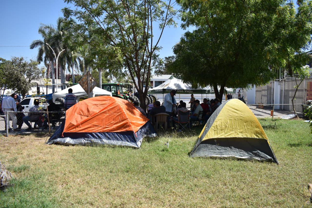 $!Mantienen productores toma de instalaciones de Pemex