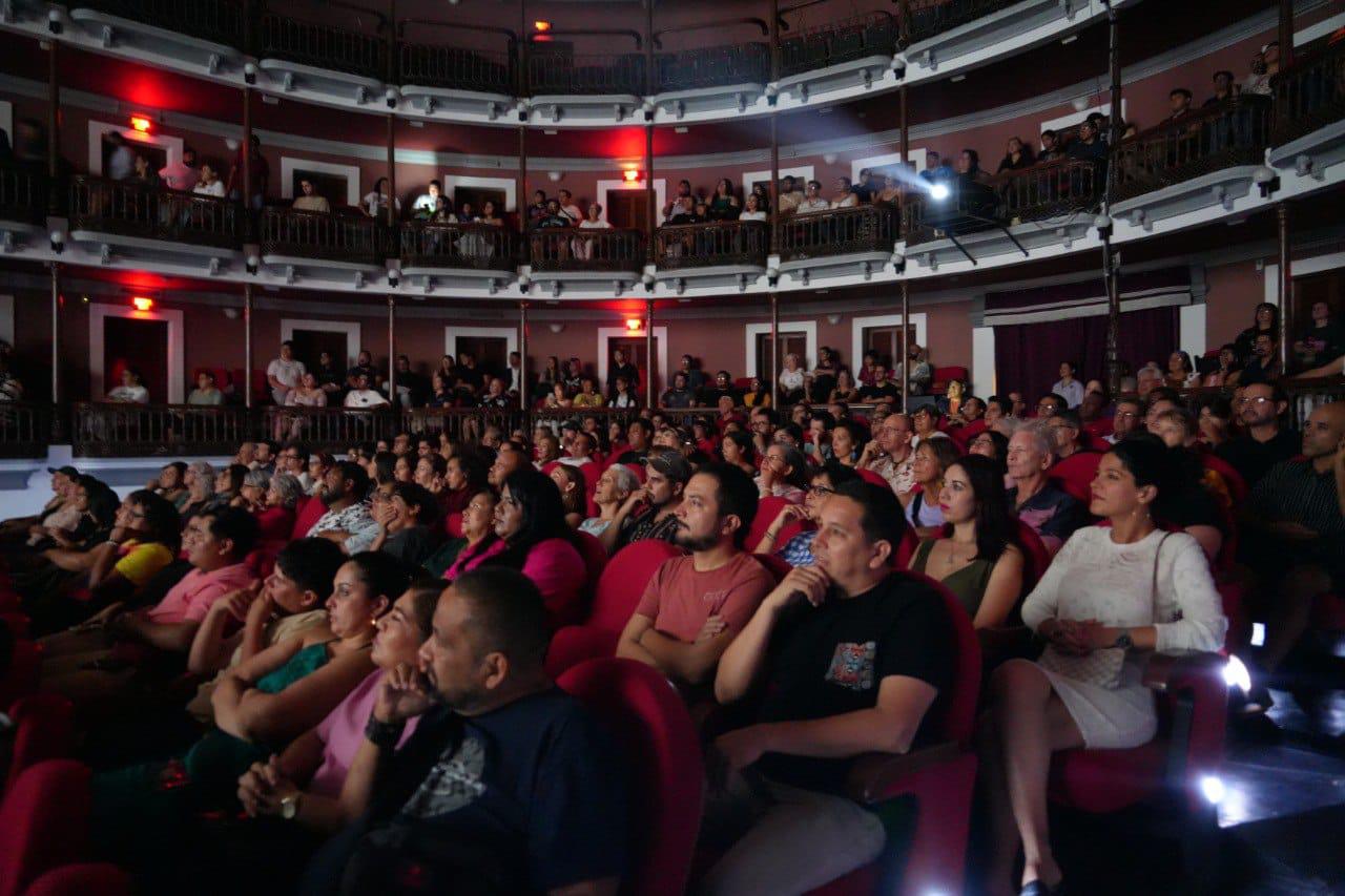 $!El público apreció la historia de los personajes de Mazatlán.